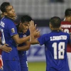Các cầu thủ chúc mừng Teerasil Dangda (trái) sau khi ghi bàn thắng quan trọng cho đội tuyển Thái Lan trước Indonesia trong trận đấu ở bảng A. (Nguồn: AP/TTXVN)