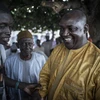 Ứng cử viên đối lập Adama Barrow và những người ủng hộ tại Jambur (Gambia) ngày 26/11. (Nguồn: AFP/TTXVN)