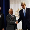 Ngoại trưởng Philippines Perfecto Yasay (giữa) và Ngoại trưởng Mỹ John Kerry (phải) trong cuộc gặp bên lề Hội nghị APEC ở Peru ngày 17/11. (Nguồn: AFP/TTXVN)