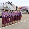 Các tiếp viên Hãng hàng không quốc gia Campuchia chụp ảnh bên máy bay chở khách Airbus 321 tại sân bay quốc tế Phnom Penh. (Nguồn: THX/TTXVN)
