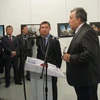 Đại sứ Nga Andrey Karlov (phải) phát biểu tại triển lãm nghệ thuật trước khi bị bắn ngày 19/12. (Nguồn: EPA/ TTXVN)