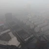 Quang cảnh thành phố Thiên Tân chìm trong sương mù ngày 19/12. (Nguồn: THX/TTXVN)