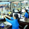 Nhân viên làm thủ tục cho hành khách đặt mua vé tại Ga Hà Nội. (Ảnh: Quang Quyết/TTXVN)