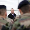 Tổng thống Pháp Francois Hollande (giữa) thăm một căn cứ của Cơ quan chống khủng bố tại thủ đô Baghdad. (Nguồn: AFP/TTXVN)