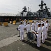 Hải quân Philippines đón chiến hạm Nga tại cầu cảng Manila. (Nguồn: AP) 