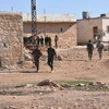  Binh sỹ thuộc lực lượng ủng hộ Chính phủ Syria tuần tra ở khu vực thị trấn al-Bab. (Nguồn: AFP/TTXVN)