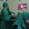 Êkíp bác sỹ Bệnh viện Đa khoa Xuyên Á thực hiện ca phẫu thuật nội soi túi mật cho bệnh nhân. (Ảnh: Phương Vy/TTXVN)