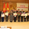 Chủ tịch Quốc hội Nguyễn Thị Kim Ngân dự và trao Huy hiệu 30 năm tuổi Đảng cho các Đảng viên. (Ảnh: Trọng Đức/TTXVN)