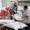 Bốc xếp gạo xuất khẩu tại Công ty Lương thực Đồng Tháp. (Ảnh : Đình Huệ/TTXVN)