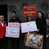 Hội CTĐ Hà Nội trao tặng nhà cùng quà tết cho gia đình có hoàn cảnh đặc biệt khó khăn tại thôn Hợp Nhất, xã Ba Vì. (Ảnh: Quý Trung/TTXVN)