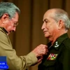 Chủ tịch Cuba Raul Castro (trái) và Bộ trưởng Nội vụ Fernandez Gondin. (Nguồn: Reuters)