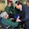 Chủ tịch nước Trần Đại Quang thăm hỏi các thương bệnh binh. (Ảnh: Nhan Sáng/TTXVN)
