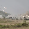 Binh sỹ Campuchia bắn rocket BM-21 trong cuộc tập trận bắn đạn thật ở tỉnh Kampong Speu năm 2013. (Nguồn: THX/TTXVN)