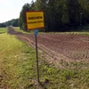 Mốc biên giới giữa khu vực Zerdziny, miền bắc Ba Lan với Litva và khu vực Kaliningrad của Nga. (Nguồn: AFP/TTXVN)