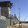 Bên ngoài trại giam số 6 tại trung tâm giam giữ của quân đội Mỹ trên Vịnh Guantanamo ngày 10/12/2016. (Nguồn: AP/TTXVN)