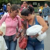 Người dân Venezuela sang mua sắm hàng hóa tại Cucuta, Colombia. (Nguồn: EPA/TTXVN)