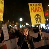 Các nhà hoạt động phản đối các nhà máy hạt nhân của Tây Ban Nha trước cửa ĐSQ Tây Ban Nha ở Lisbon. (Nguồn: Reuters)