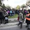 Học sinh và giáo viên sơ tán khỏi một trường học do lo ngại dư chấn sau trận động đất ở Rome ngày 18/1. (Nguồn: EPA/TTXVN)