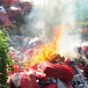 Thuốc lá được tập trung tiêu hủy tại bãi rác Tân Hưng, huyện Tân Châu. (Ảnh: Lê Đức Hoảnh/TTXVN)