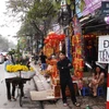 Dịch vụ đổi tiền lẻ hoạt động công khai trên phố Kim Ngưu, Hà Nội. (Ảnh: Minh Đức/TTXVN)
