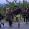 Người tị nạn Syria tìm cách vượt biên trái phép qua khu vực biên giới Hy Lạp- Macedonia. (Nguồn: AFP/TTXVN)
