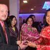 Đại sứ Việt Nam tại Hà Lan Ngô Thị Hòa tặng hoa đại biểu dự buổi gặp mặt. (Ảnh: TTXVN)