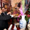 Lãnh đạo tỉnh Phú Thọ dâng hương tưởng niệm các Vua Hùng tại Đền Thượng. (Ảnh: Trung Kiên/TTXVN)