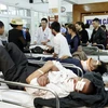 Bệnh viện Hữu nghị Việt Đức quá tải cấp cứu phẫu thuật các trường hợp tai nạn giao thông rất nặng từ các địa phương chuyển tuyến. (Ảnh: Dương Ngọc/TTXVN)