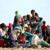 Phụ nữ và trẻ em Syria chạy trốn khỏi các khu vực do Tổ chức Nhà nước Hồi giáo (IS) tự xưng kiểm soát ngày 9/11/2016. (Nguồn: AFP/TTXVN)