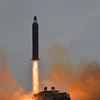 Tên lửa đạn đạo tầm trung Hwasong-10, còn được gọi là Musudan, được phóng từ một địa điểm bí mật ở Triều Tiên. (Nguồn: EPA/TTXVN)