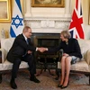 Thủ tướng Anh Theresa May (phải) và người đồng cấp Israel Benjamin Netanyahu tại London. (Nguồn: AFP/TTXVN)