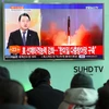 Người dân Hàn Quốc theo dõi trên truyền hình về vụ phóng tên lửa của Triều Tiên tại nhà ga ở Seoul ngày 12/2. (Nguồn: AFP/TTXVN)