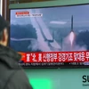Người dân Hàn Quốc theo dõi trên truyền hình về vụ thử tên lửa của Triều Tiên tại nhà ga ở Seoul ngày 12/2. (Nguồn: AFP/TTXVN)