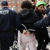 Cảnh sát bắt giữ người biểu tình phản đối chính sách nhập cư của Tổng thống Mỹ Donal Trump trong cuộc biểu tình tại New York ngày 11/2. (Nguồn: AFP/TTXVN)