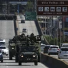 Xe quân sự của hải quân Brazil tuần tra tại các tuyến phố ở thành phố Vila Velha, bang Espirito Santo ngày 9/2. (Nguồn: EPA/TTXVN)