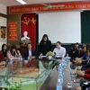 Công bố quyết định thi hành kỷ luật Hiệu trưởng và Hiệu phó Trường tiểu học Nam Trung Yên. (Ảnh: Nguyễn Thắng/TTXVN)