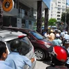 Xe ô tô đậu trên vỉa hè đường Nguyễn Thái Bình, lấn chiếm phần đường người đi bộ. (Ảnh: Mạnh Linh/TTXVN)