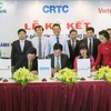 Đại diện Vietcombank và Vietinbank cùng Công ty Cổ phần Nhà ga quốc tế Cam Ranh (giữa) ký kết hợp đồng tín dụng. (Ảnh: Tiên Minh/TTXVN)