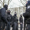 Cảnh sát phong tỏa bên ngoài một tòa nhà ở Berlin trong chiến dịch truy quét khủng bố ngày 28/2. (Nguồn: EPA/TTXVN)