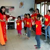 Các mẹ dạy hát, dạy múa cho các con không chỉ đơn thuần là tập một tiết mục văn nghệ. (Ảnh: Trần Quang Vinh/Vietnam+)