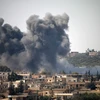 Khói bốc lên sau một đợt không kích ở Deraa, Syria ngày 23/2. (Nguồn: AFP/TTXVN)