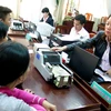 Nhân viên Phòng giao dịch Ngân hàng Chính sách Xã hội huyện Tuy Phước, Bình Định, đang làm thủ tục cho hộ nghèo vay vốn. (Ảnh: Viết Ý/TTXVN)