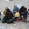 Những người phụ nữ Syria đưa con cái đi sơ tán tới khu vực Khan al-Assal, phía tây Aleppo. (Nguồn: AP/TTXVN)