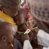 Nhân viên y tế khám chữa bệnh cho trẻ em bị suy dinh dưỡng ở Dikwa, Nigeria. (Nguồn: AFP/TTXVN)