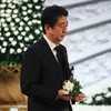 Thủ tướng Nhật Bản Shinzo Abe tưởng niệm các nạn nhân thảm họa động đất sóng thần năm 2011 tại Đài tưởng niệm quốc gia ở Tokyo ngày 11/3. (Nguồn: Kyodo/ TTXVN)