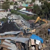 Lực lượng cứu hộ làm nhiệm vụ tại hiện trường vụ lở đất ở bãi rác Koshe ngày 12/3. (Nguồn: AFP/TTXVN)