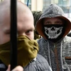 Lực lượng cấp tiến phong tỏa Ngân hàng Sberbank tại Kiev. (Nguồn: fort-russ.com)