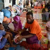Người di cư Rohingya từ Myanmar tại cảng Langsa ở Aceh, Indonesia ngày 18/5/2015 khi được đưa vào bờ sau nhiều ngày lênh đênh trên biển. (Nguồn: AFP/TTXVN)