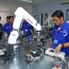 Xưởng thực hành cơ điện tử và robot tự động hóa tại Trung tâm Đào tạo Khu Công nghệ cao TP. Hồ Chí Minh. (Ảnh: Mạnh Linh/TTXVN)