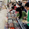 Người tiêu dùng TP Hồ Chí Minh chọn mua thức ăn truyền thống sushi Nhật Bản tại khu ẩm thực của Trung tâm mua sắm Aeon Mall. (Ảnh: An Hiếu/TTXVN)